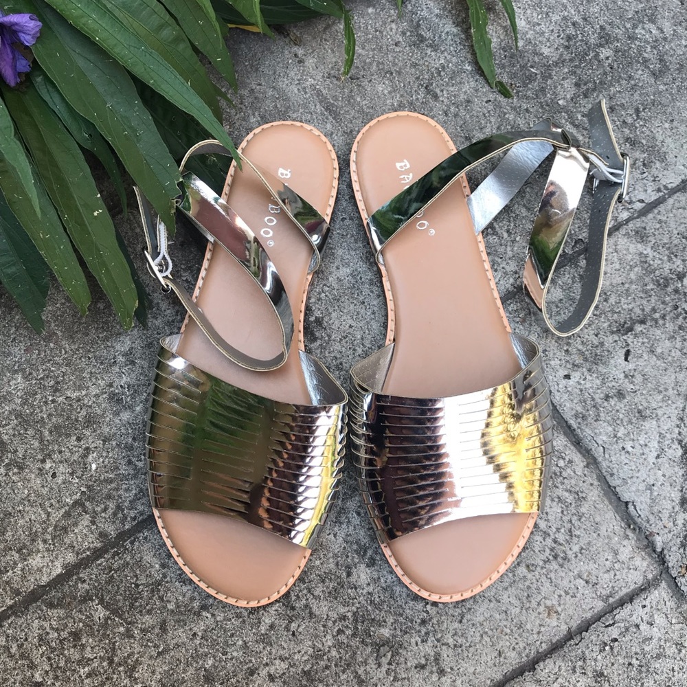 Flat sandals
